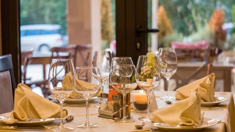 Prostřený stůl se sklenicemi v restauraci