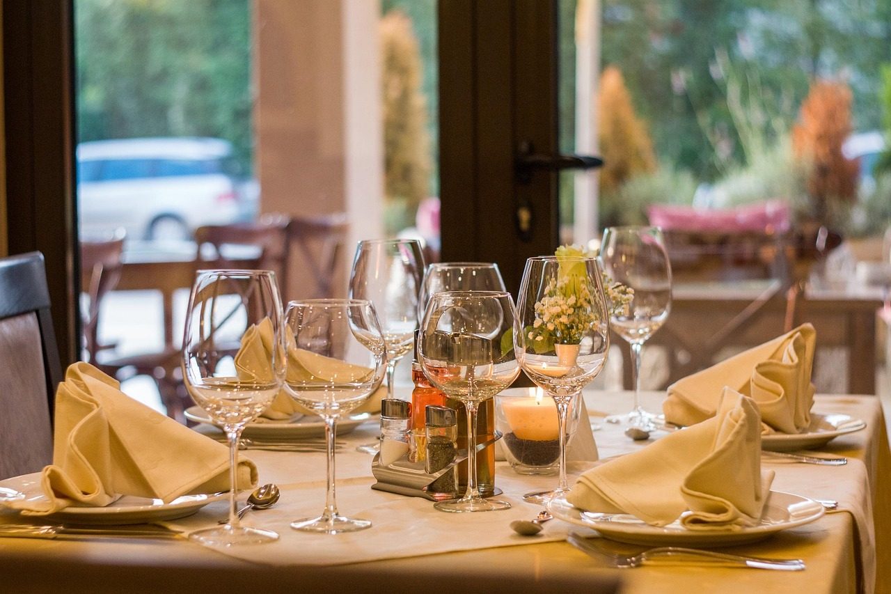 Prostřený stůl se sklenicemi v restauraci