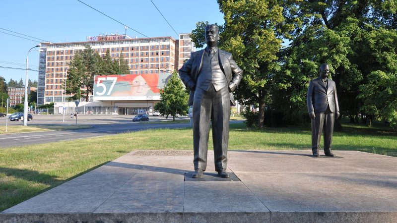 Pomník Janu Antonínu a Tomáši Baťovi