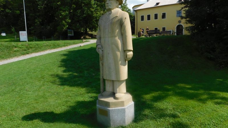 Socha hraběte Jaroslava Šternberka